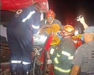 Motorista foi retirado da cabine pelos bombeiros e equipe do Samu. Foto: reprodução vídeo/Iago Sincero