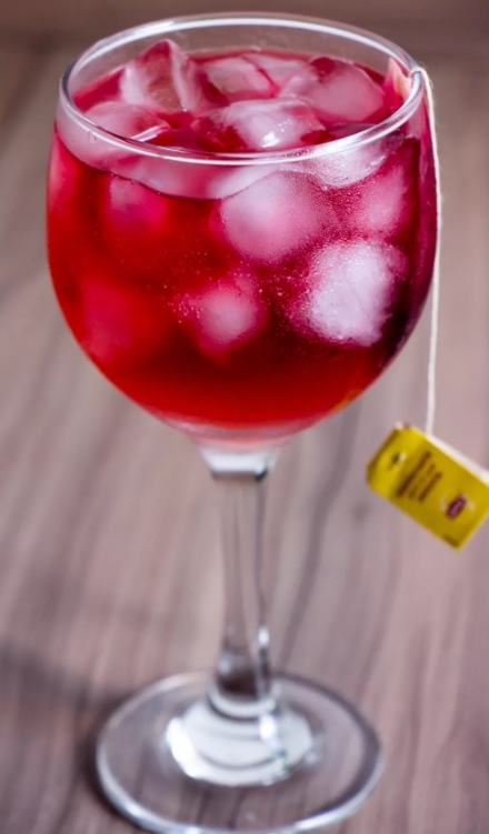 Gin tônica de frutas vermelhas