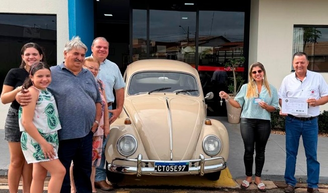 Ganhadora do Acre recebe o Fusca 1970 da promoção da AVCC de Fernandópolis
