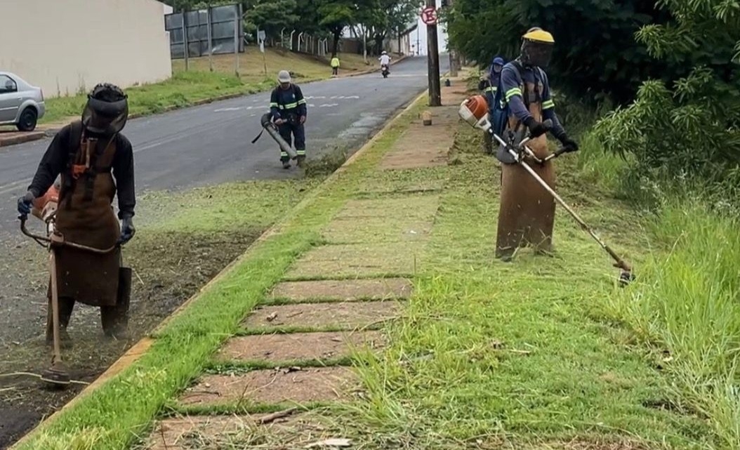 Limpeza urbana: 10 alqueires são roçados em Fernandópolis em uma semana