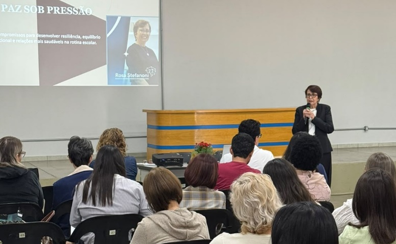 Palestra reuniu educadores no Paço Municipal. Foto - Divulgação