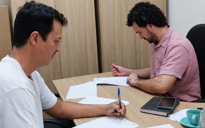 Músico Evandro Angeluci assina o contrato junto com o secretário de Cultura Rubens Lopes. Foto - Divulgação