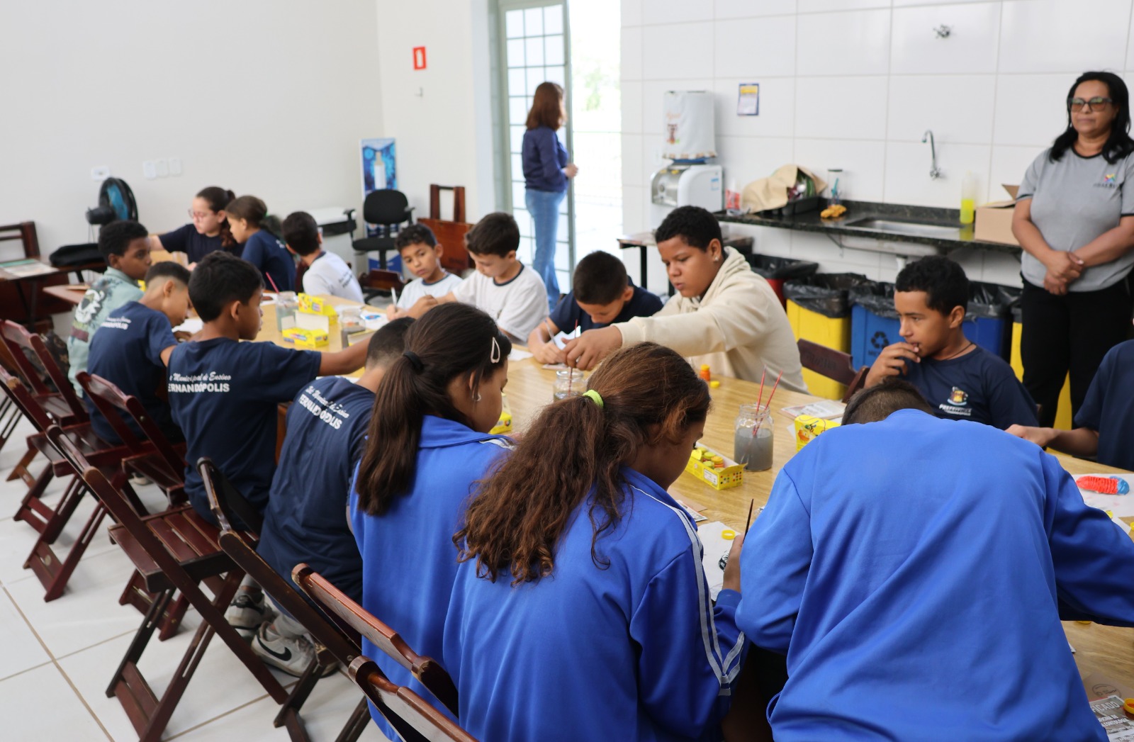 Alunos da rede municipal durante experiência