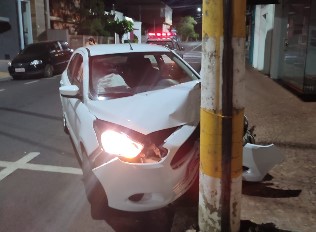 Carro fica destruído após bater contra poste na madrugada em Fernandópolis