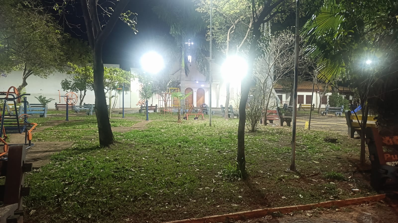 Praça da Aparecida fica de cara nova com 22 novas luminárias de LED