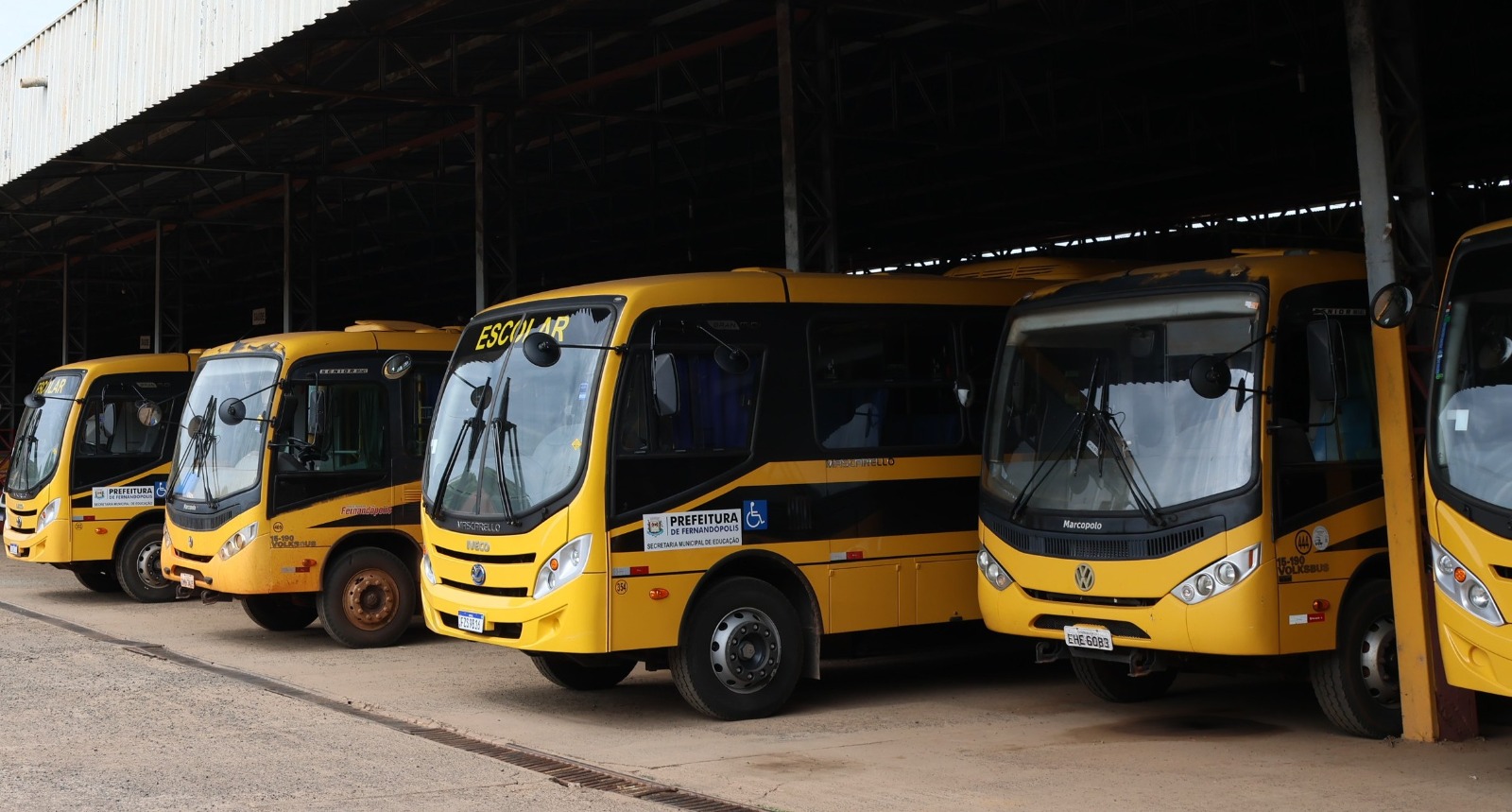 Ônibus e vans da Prefeitura foram requisitados para o transporte de eleitores da zona rural no domingo. Foto - Divulgação