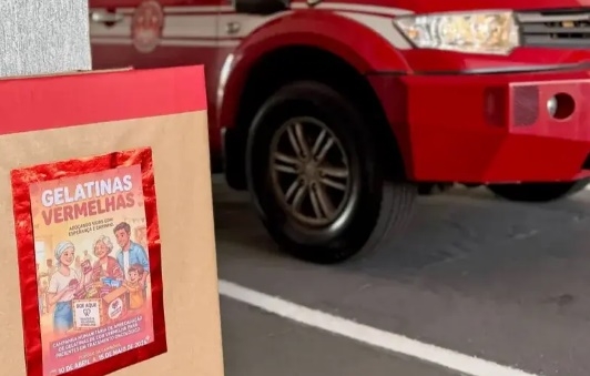 Bombeiros arrecadam gelatinas vermelhas para pacientes em tratamento de câncer