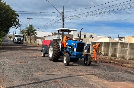 Recapeamento asfáltico chega ao Parque Universitário: mais 4.200 m2