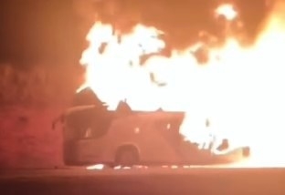 Ônibus com 30 passageiros pega fogo na Rodovia Euclides da Cunha