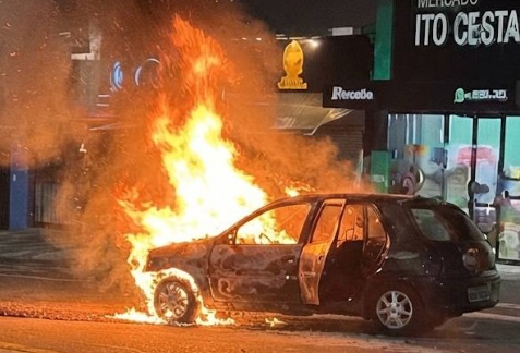 Carro destruido pelo fogo na Avenida Expedicionários em Fernandópolis. Foto: reprodução Região Noroeste