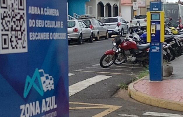 Painel com QR Code e Parquímetro podem ser usados para ativar os 15 minutos gratuitos