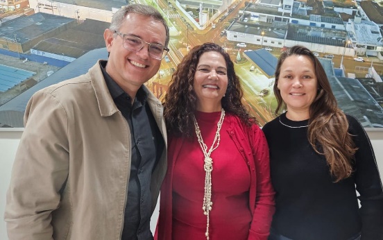 Prefeito anuncia Rose Carósio como a nova secretária municipal de Educação