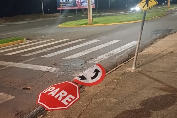 Vandalismo e carreta enroscada na rede elétrica causam transtornos na noite de sexta-feira