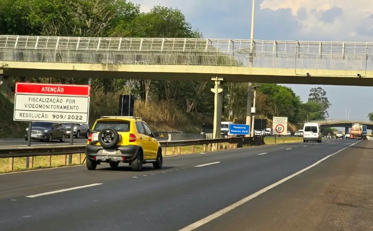 Câmaras com Inteligência Artificial vão flagrar motoristas com celular ou sem cinto. Foto - Diário da Região