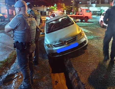 Carro cai em valeta aberta pela forte chuva na zona sul