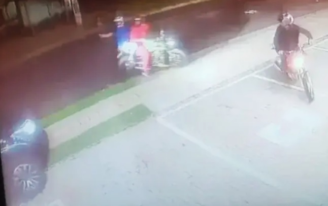 Sob mira de revólver, família é rendida e tem caminhonete roubada