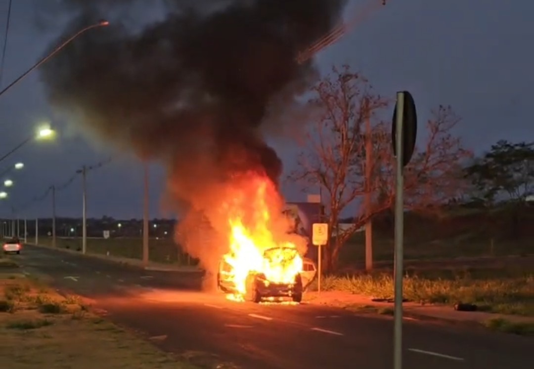 Carro é destruído pelo fogo em avenida de acesso ao shopping em Fernandópolis