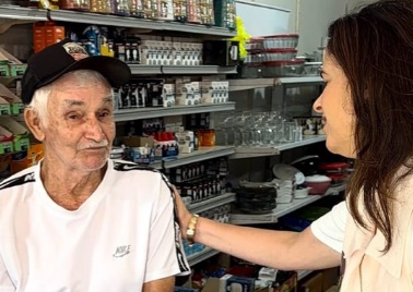 Candidata conversa com moradores em Pedranópolis. Foto - Divulgação