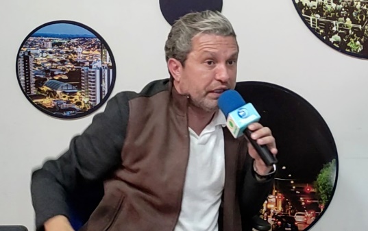 Deputado Fausto Pinato durante entrevista na Rádio Difusora