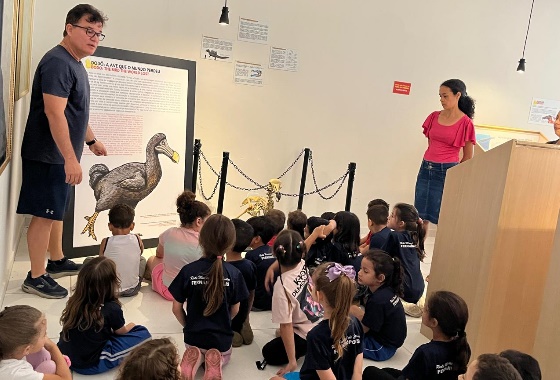 Museu de Paleontologia ganha vídeo e réplica em tamanho natural da ave Dodô