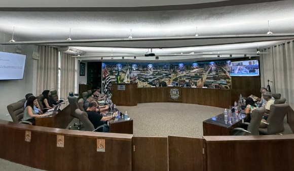 Sessão extraordinária da Câmara ocorreu no final da manhã desta terça-feira