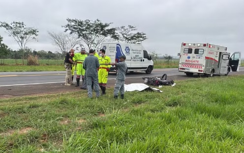 Motociclista de 41 anos morre após bater de frente com carreta-tanque