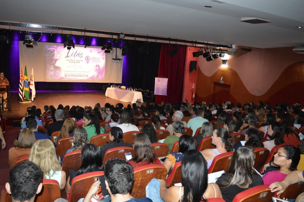 Com teatro lotado, Fernandópolis debate enfrentamento da violência contra a mulher