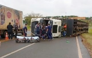 Carreta tombada na pista. Foto: Região Noroeste