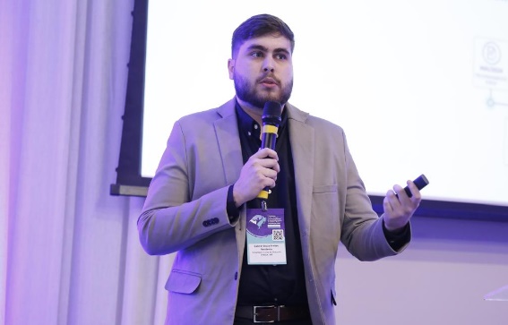 Gabriel Souza Freitas adurante apresentação dos trabalhos científicos em Porto Alegre. Foto - Divulgação