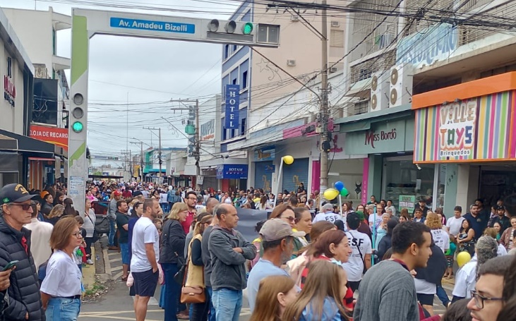 Desfile de 7 de Setembro leva multidão à Rua Brasil em Fernandópolis