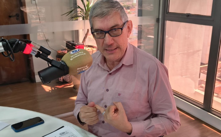 Secretário de Saúde José Martins Pinto Neto durante entrevista na Rádio Difusora