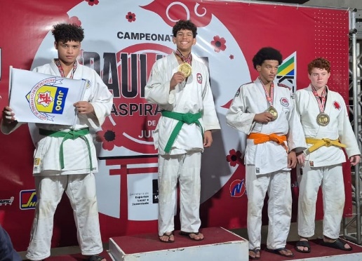 Murilo Caldas, no centro da foto, conquistou medalha de ouro em Marilia
