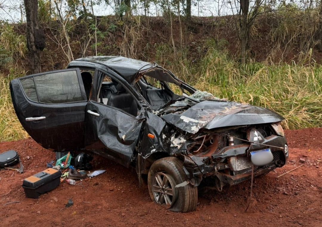 Caminhonete capota e bate em árvore; motorista fica ferido