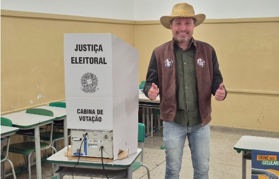 Deputado Federal Fausto Pinato votou na Escola Afonso Cáfaro