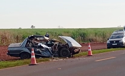 Mulher morre na colisão de carro e ônibus em rodovia da região