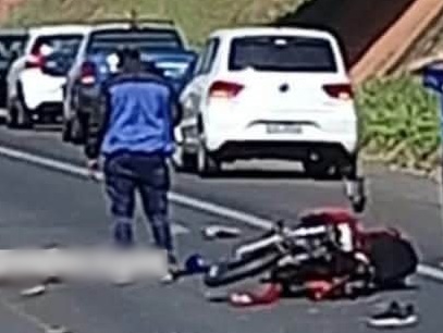 Motociclista fica gravemente ferido após acidente com carreta na Euclides da Cunha