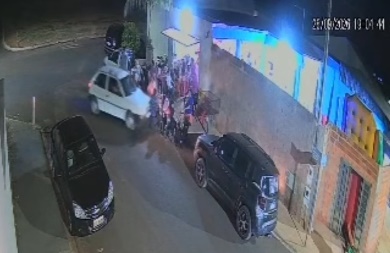 Momento que o veículo atinge as pessoas na calçada. Foto - reprodução Tanabi Notícias