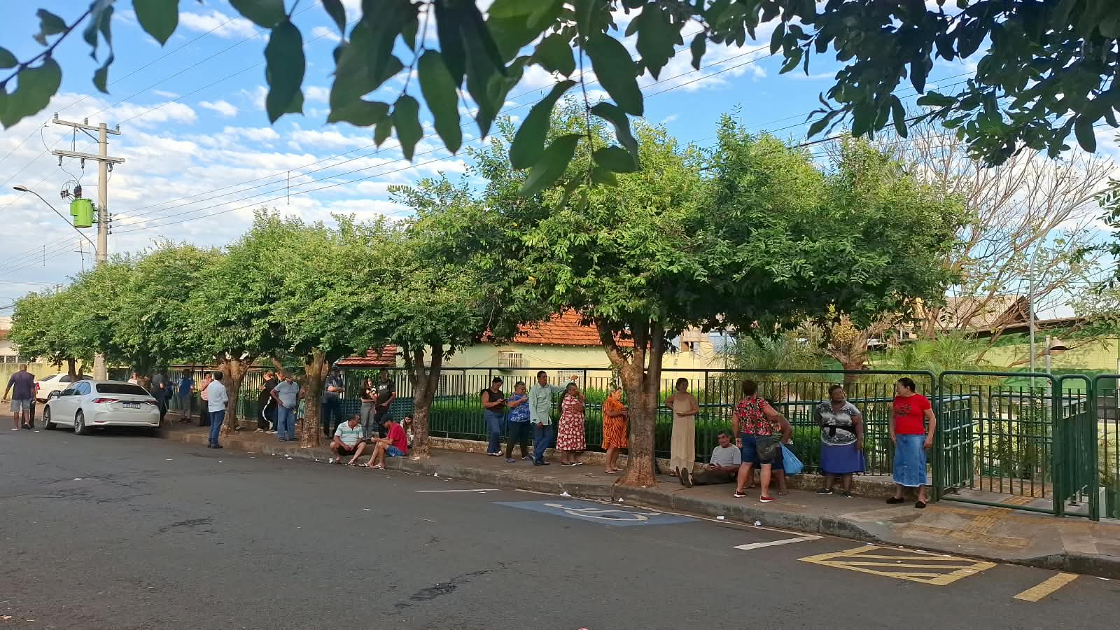 Eleitores na fila na Escola João Garcia Andreo  aguardam abertura dos portões