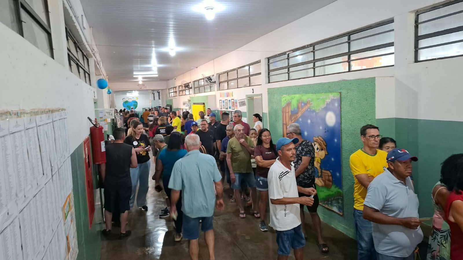 Votação começa em Fernandópolis com seções eleitorais lotadas