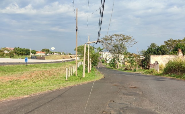 Poste  com cabos de internet e telefonia quebrado no Jardim Ipanema: risco de acidentes . Foto - Divulgação