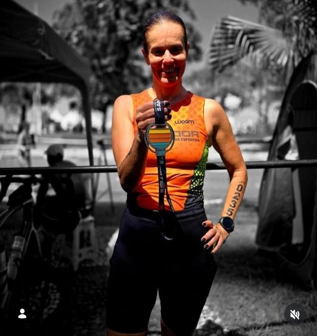 Homem falando no microfone

Descri&ccedil;&atilde;o gerada automaticamente com confian&ccedil;a m&eacute;dia