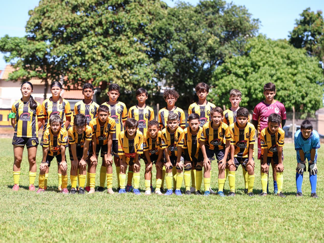 Grupo de pessoas na grama posando para foto

Descri&ccedil;&atilde;o gerada automaticamente